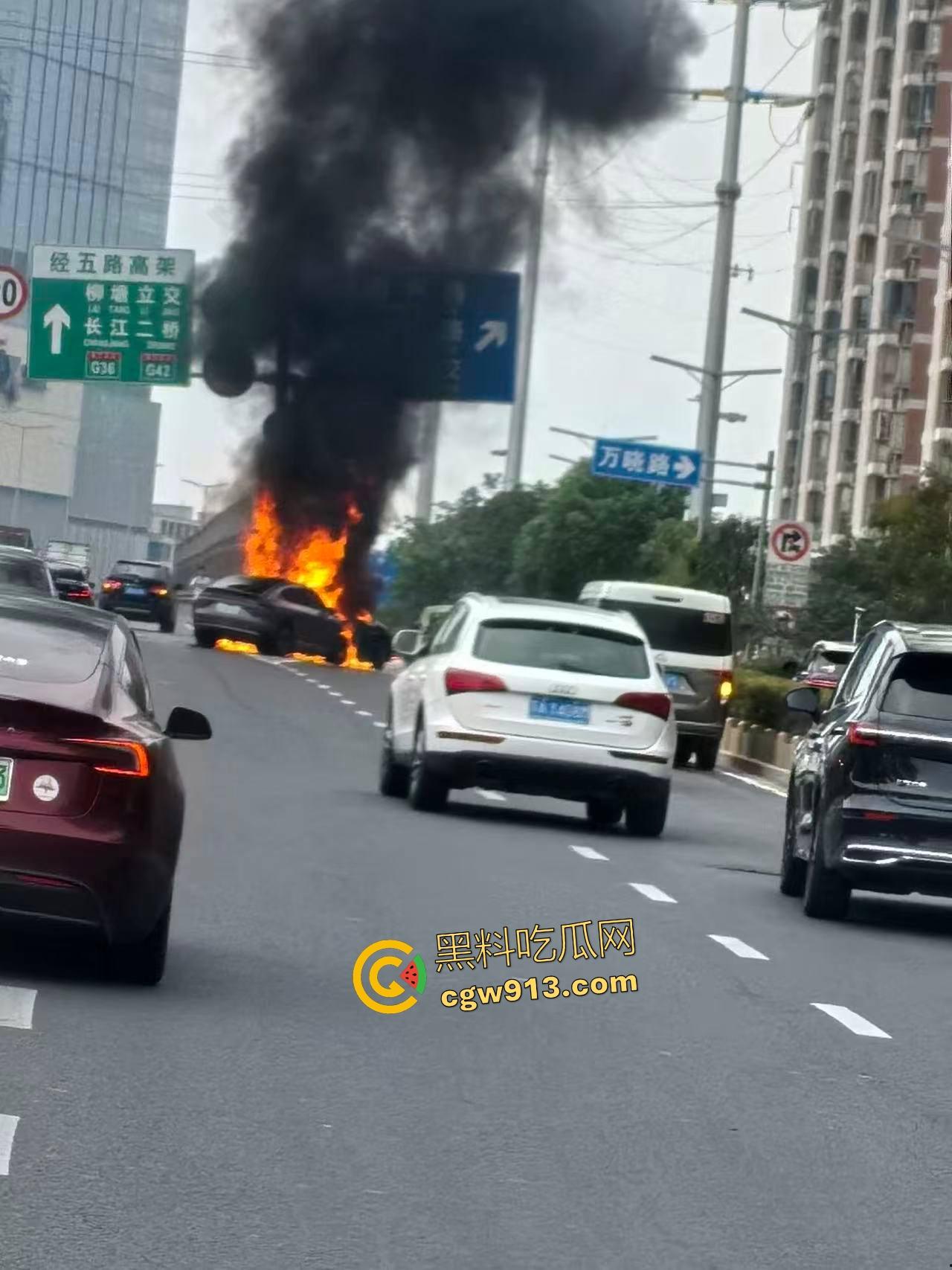 9月4日南京栖霞大道电车激撞！蔚来“亲”比亚迪翘臀，电池直接爆燃，电车这技术还是不到位啊！-8