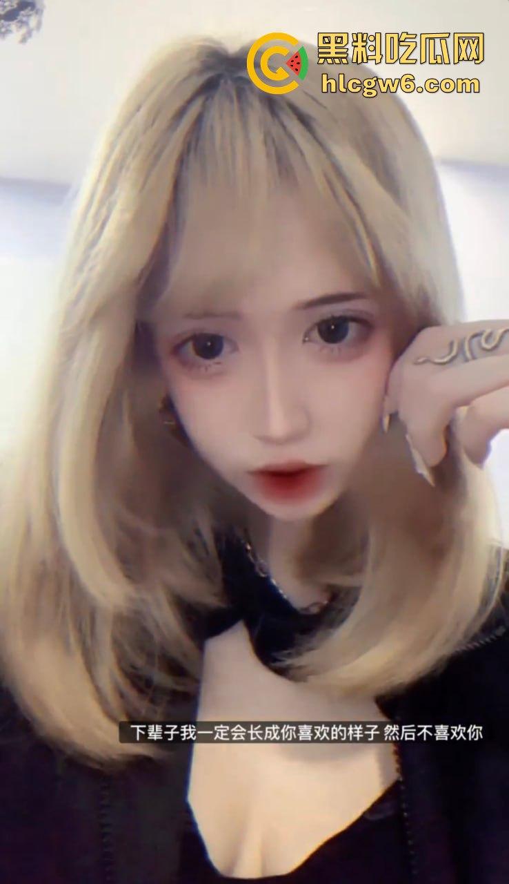 相亲对象人前纯洁背地骚如狗 一边聊电话安抚接盘侠沸羊羊 一边跪舔鸡巴舔屁眼 电光毒龙钻玩得贼熟!-3