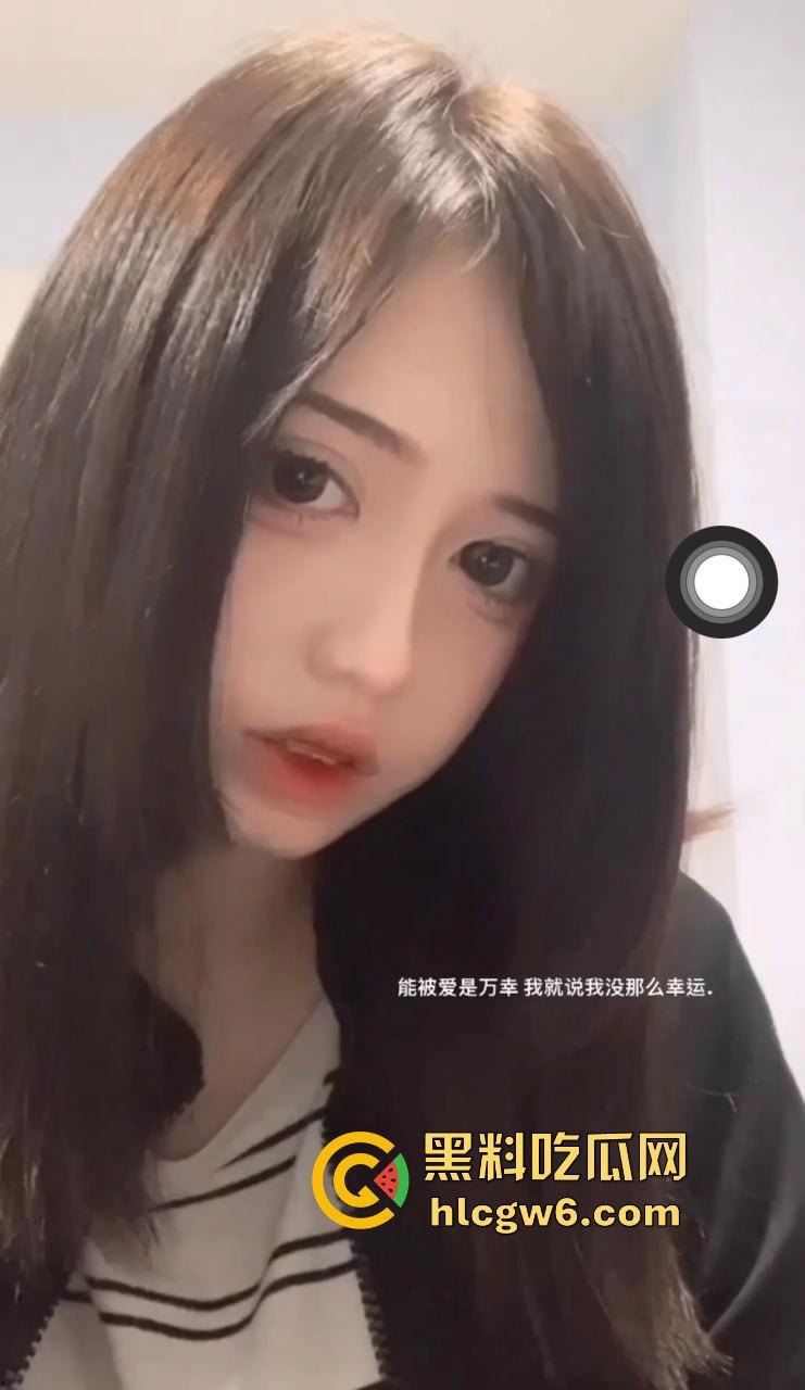 相亲对象人前纯洁背地骚如狗 一边聊电话安抚接盘侠沸羊羊 一边跪舔鸡巴舔屁眼 电光毒龙钻玩得贼熟!-4