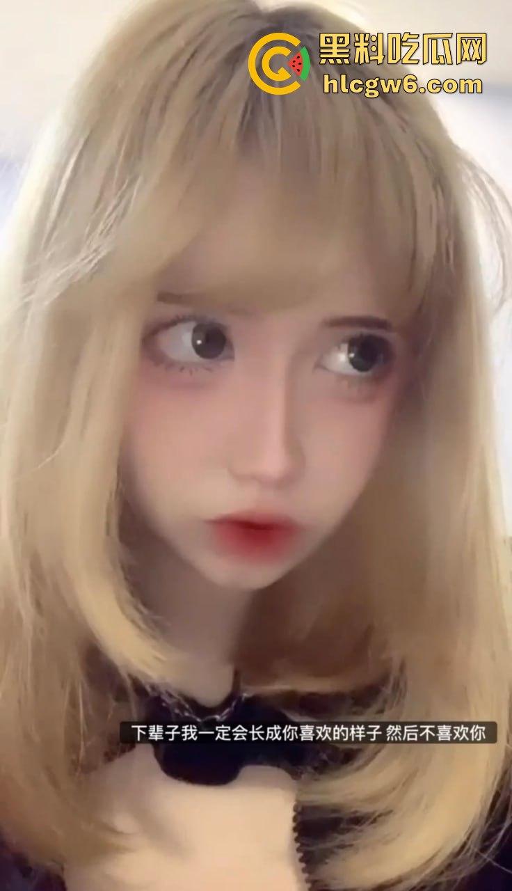 相亲对象人前纯洁背地骚如狗 一边聊电话安抚接盘侠沸羊羊 一边跪舔鸡巴舔屁眼 电光毒龙钻玩得贼熟!-6