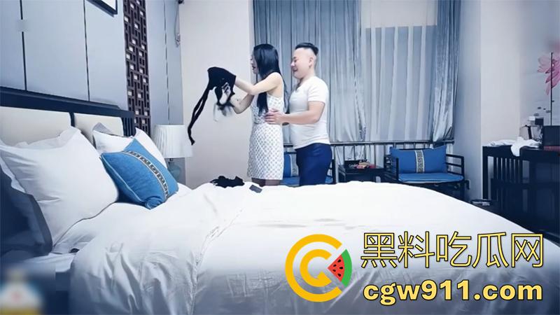 超高颜值长腿少妇，背着老公出来做鸡，穿上情趣连体黑丝，在陌生人身上施展床技，据说结婚前就是做妓女的！-3