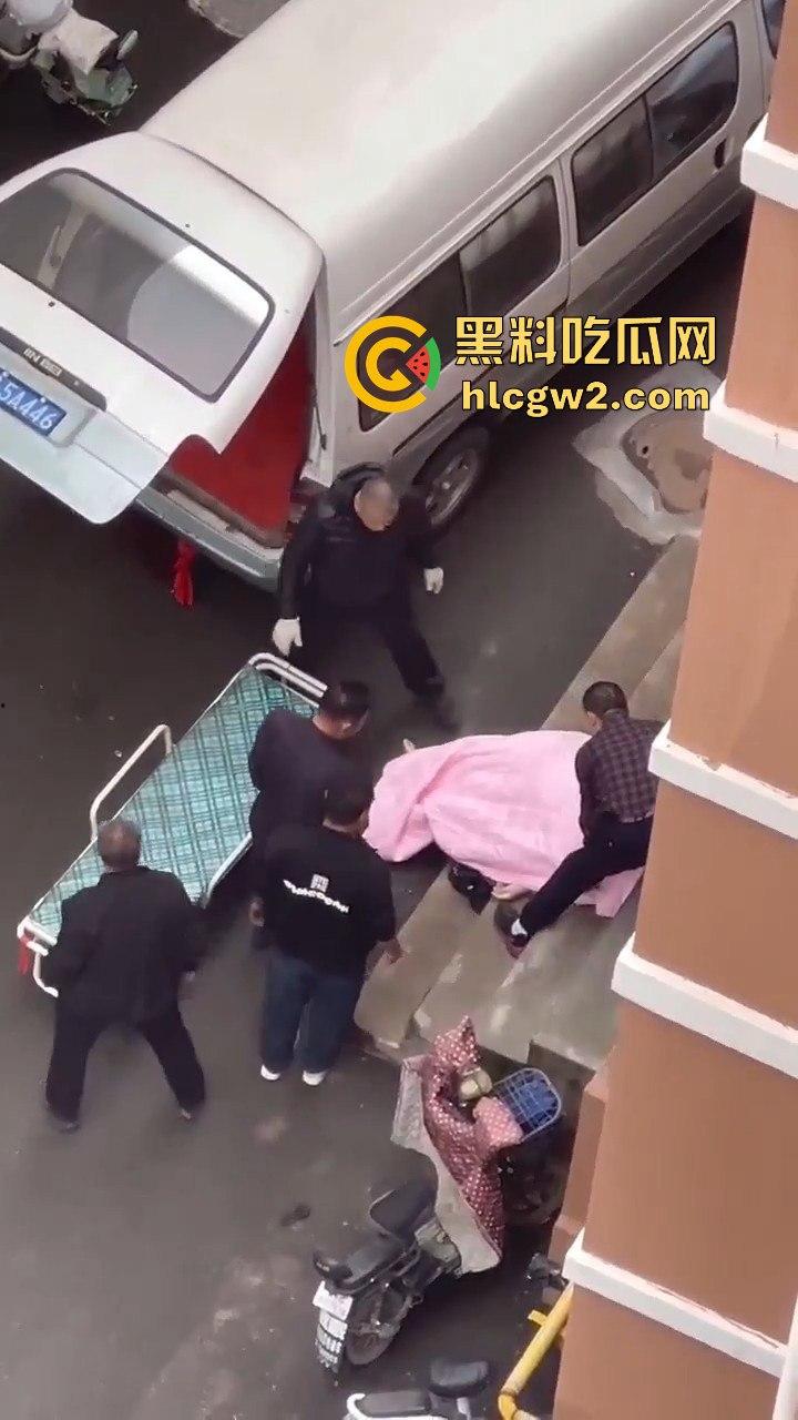郑州男子跳楼惨烈收场,脑袋撞窗沿直接分离,场面堪比关公斩华雄!-1