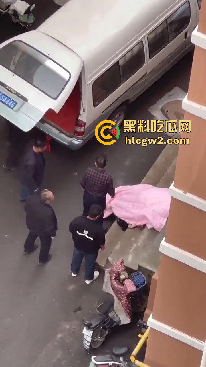 郑州男子跳楼惨烈收场,脑袋撞窗沿直接分离,场面堪比关公斩华雄!-3