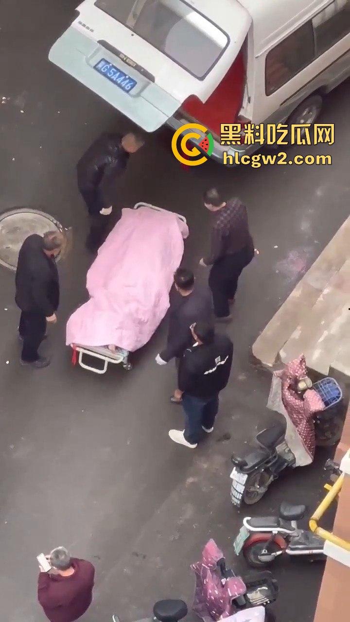 郑州男子跳楼惨烈收场,脑袋撞窗沿直接分离,场面堪比关公斩华雄!-8