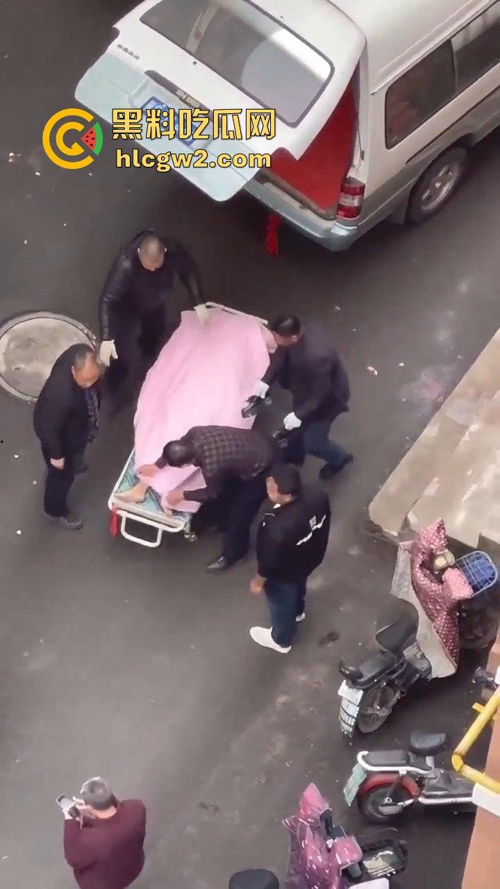 郑州男子跳楼惨烈收场,脑袋撞窗沿直接分离,场面堪比关公斩华雄!-9