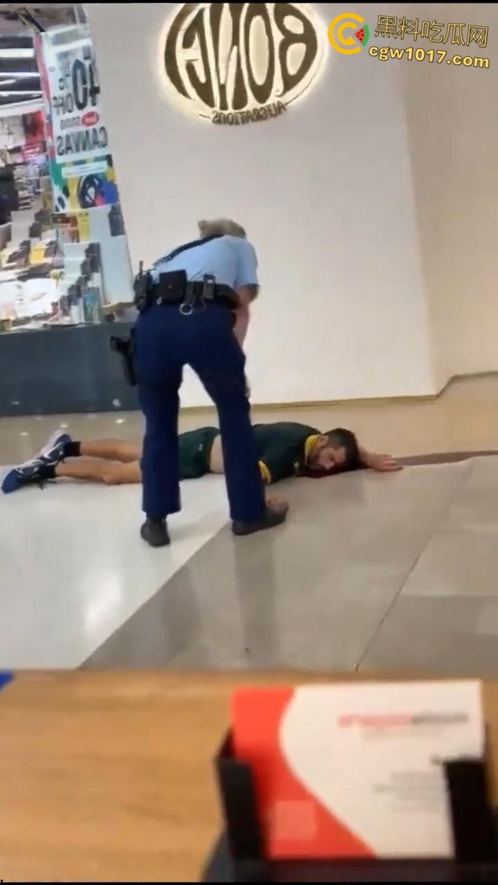 澳大利亚悉尼购物广场，发生无差别持刀砍人事件，网传现场30多人被刺，商场都是尸体多人死亡 ！-8