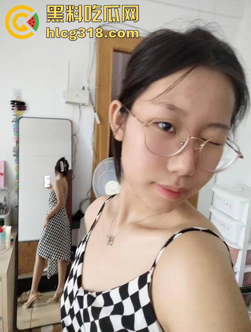 用逼结帐付烧烤费用！广西南宁学生妹【李雪芮】，故意真空出门勾引，被烧烤店老板大叔爆操！-2