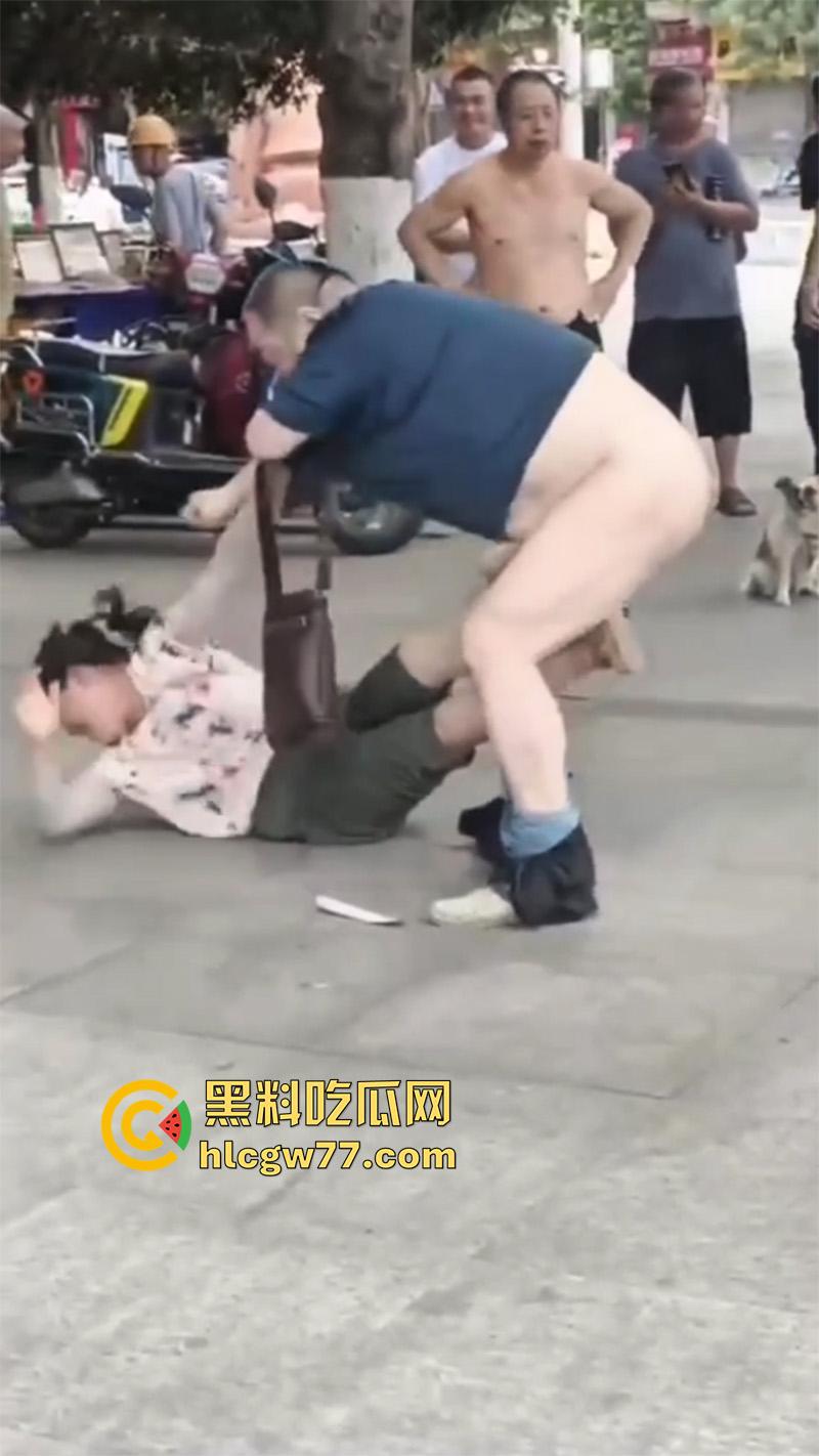 广场舞大爷耍流氓 背着老伴操大娘 气得大娘当街撕逼 给大爷都扒光了-5