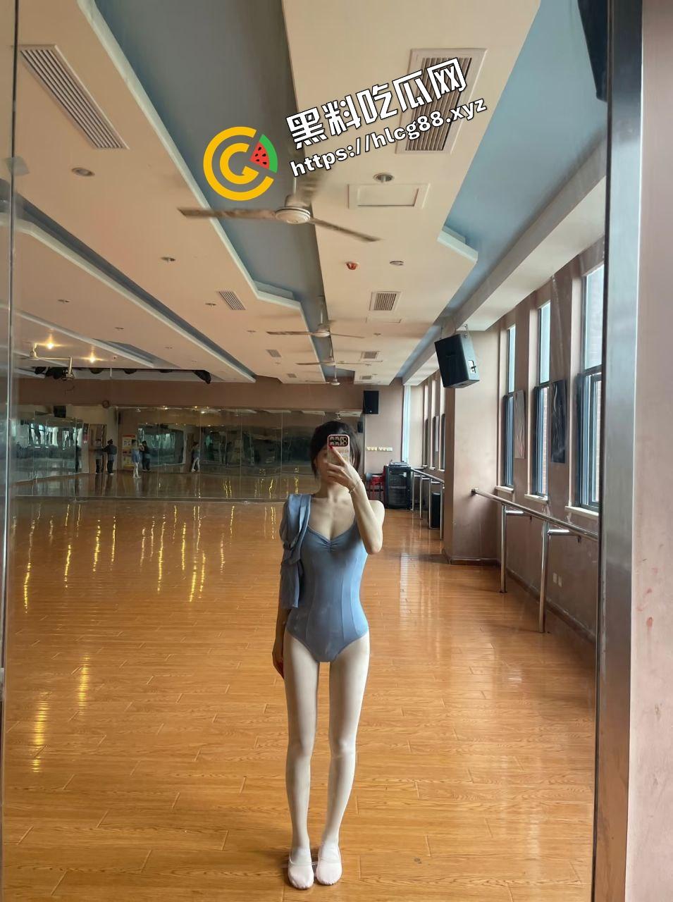 西安美术学院清纯舞蹈生『江艺』练完舞蹈练床活,下课与大哥淫荡做爱,大展骚逼后入不停!-5