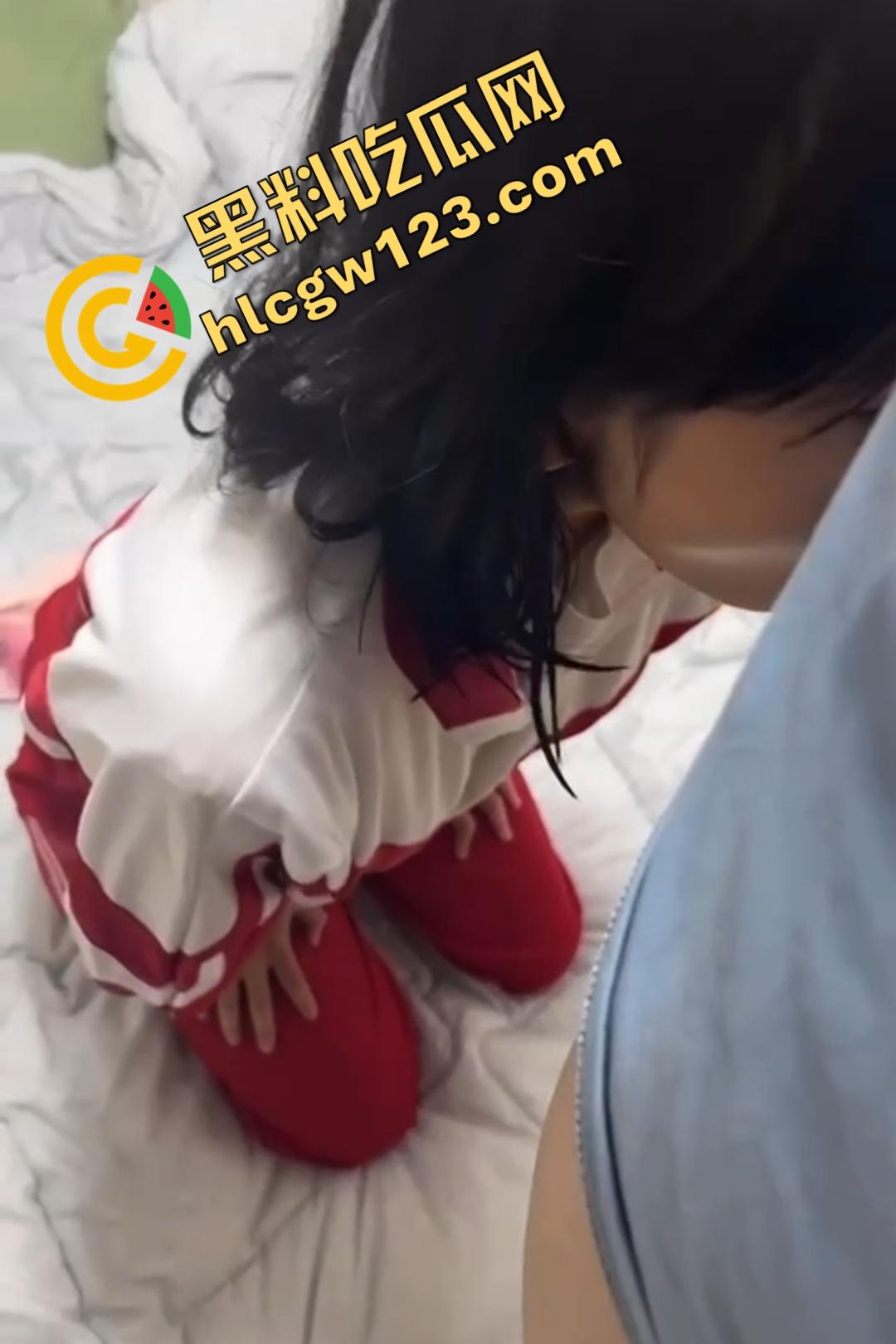 抖音【勾勾小公主】故意勾引校长破处,要求校长强行内射并且买奢侈品,不然发抖音曝光!-5