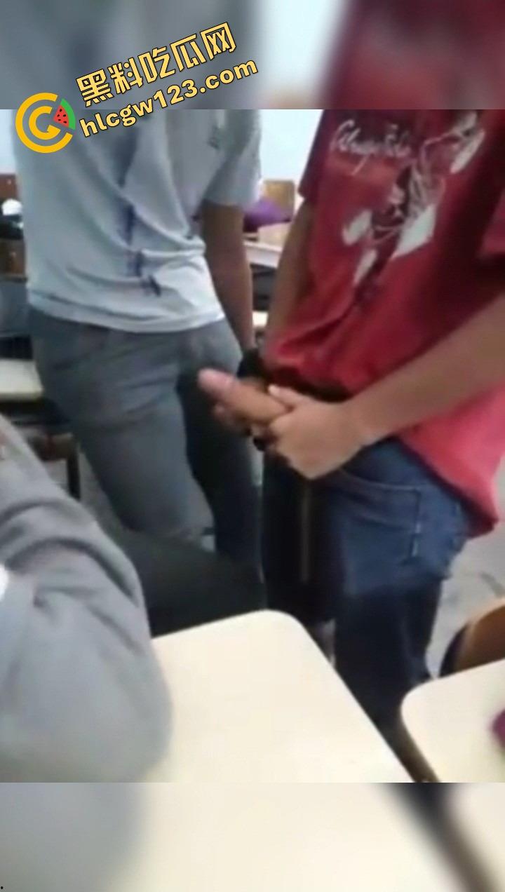 国外高中生是真的开放,骚逼女生摸了摸男友鸡巴就不行了 ,教室桌上趴着操到逼肿站不稳!-7