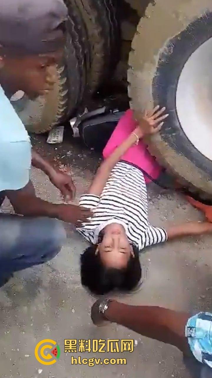 胆小别点!多米尼加高速车祸致三人碾成肉饼 无码实拍曝光惨烈现场-1