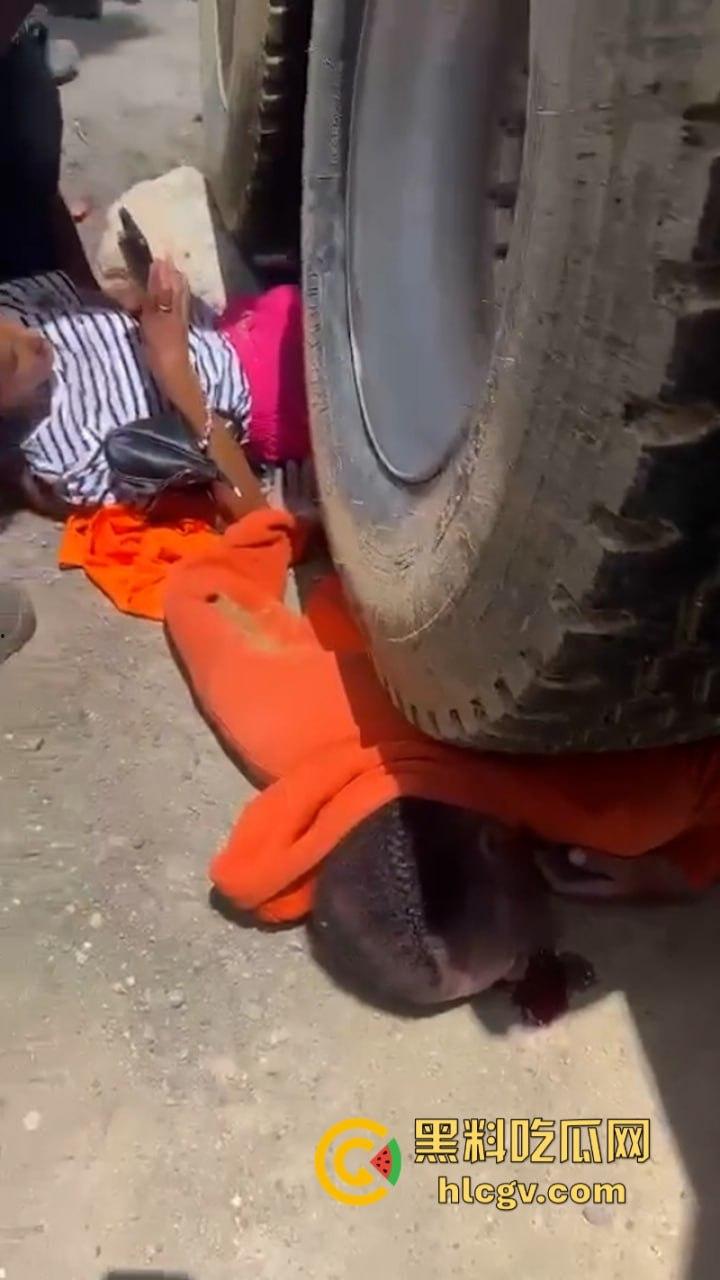 胆小别点!多米尼加高速车祸致三人碾成肉饼 无码实拍曝光惨烈现场-2