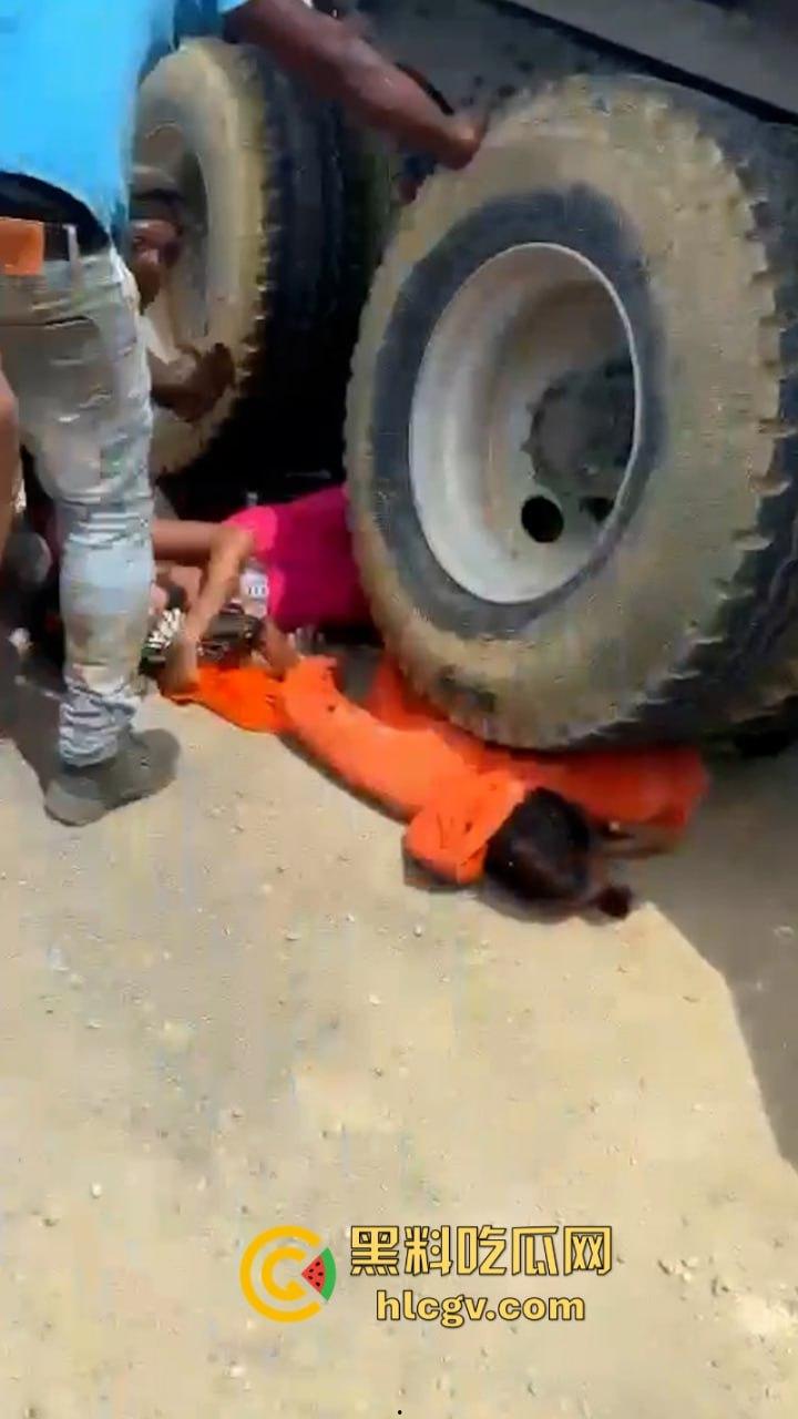 胆小别点!多米尼加高速车祸致三人碾成肉饼 无码实拍曝光惨烈现场-5