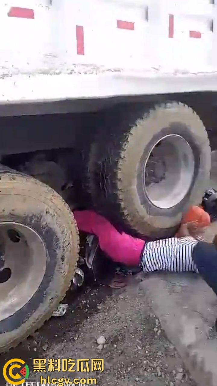 胆小别点!多米尼加高速车祸致三人碾成肉饼 无码实拍曝光惨烈现场-6