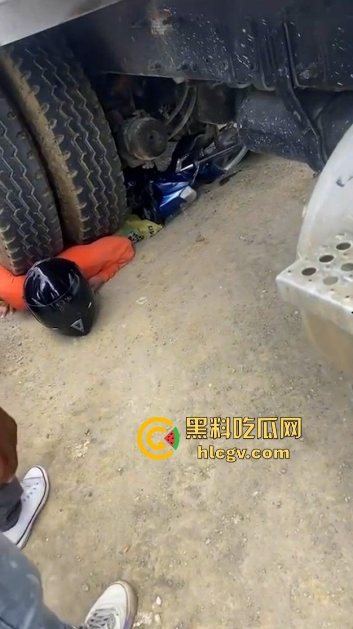 胆小别点!多米尼加高速车祸致三人碾成肉饼 无码实拍曝光惨烈现场-7