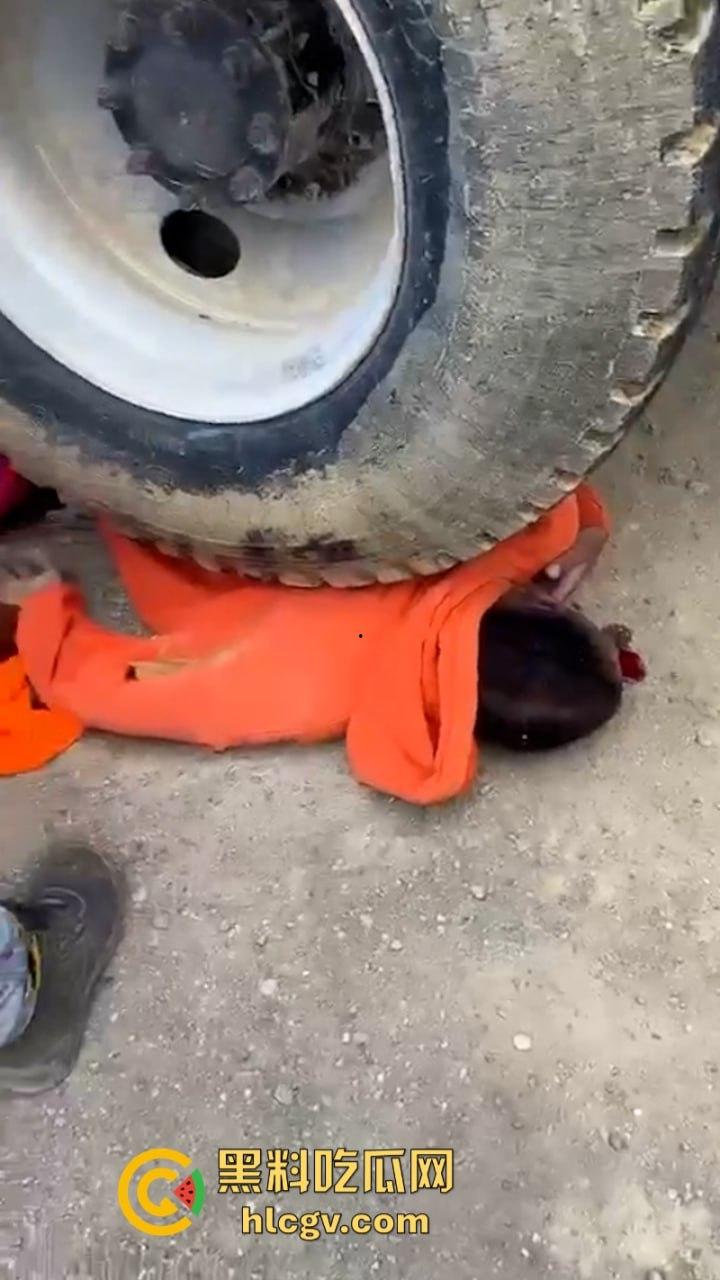 胆小别点!多米尼加高速车祸致三人碾成肉饼 无码实拍曝光惨烈现场-8