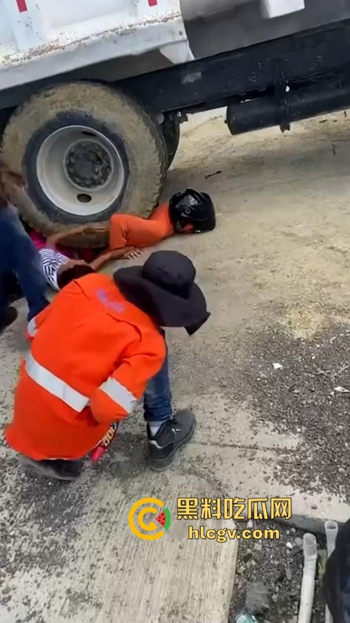 胆小别点!多米尼加高速车祸致三人碾成肉饼 无码实拍曝光惨烈现场-10