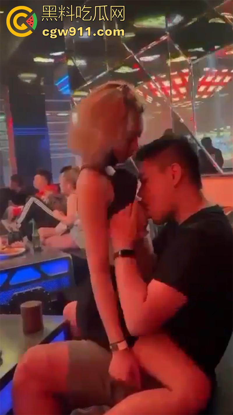 有钱人的淫乱生活夜，夜场骚鸡激情时刻，火辣身材长腿美女，刺激贴身热舞，扭臀吃奶卖弄风骚，大哥笑的都合不拢嘴了！-14