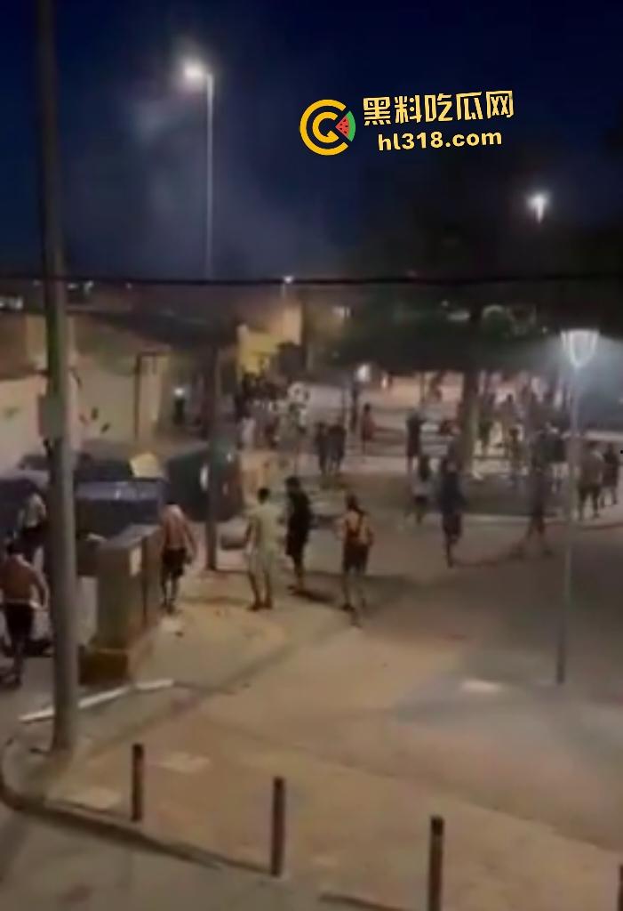 西班牙种族内战爆发!摩洛哥移民持刀狂袭老人,直接导致小镇4万人攻击移民团伙!-4