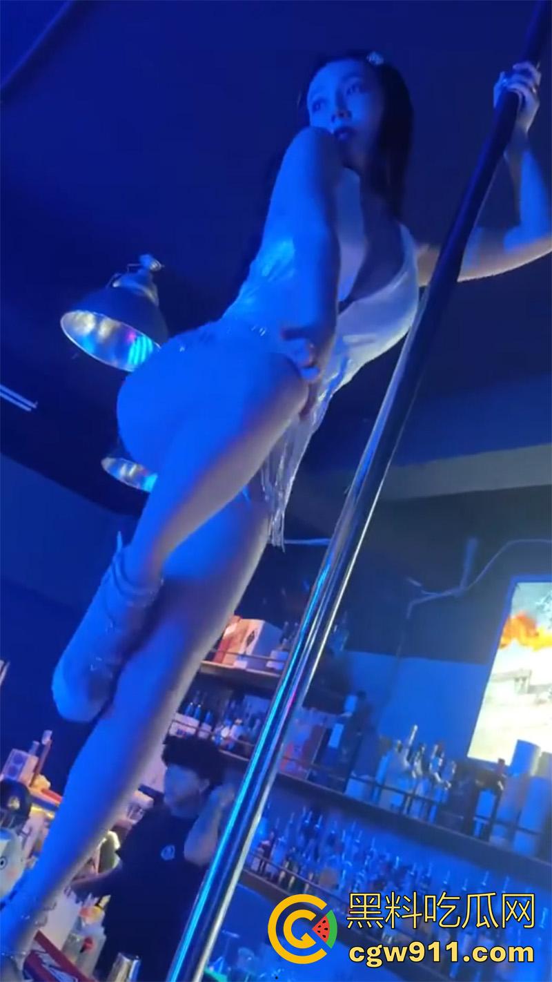 有钱人的淫乱生活夜，夜场骚鸡激情时刻，火辣身材长腿美女，刺激贴身热舞，扭臀吃奶卖弄风骚，大哥笑的都合不拢嘴了！-17