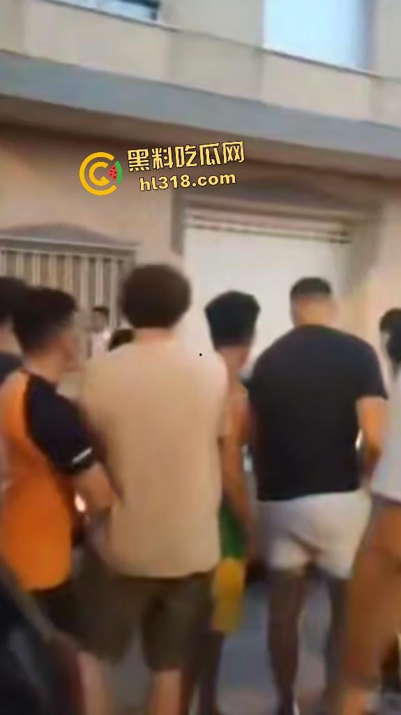 西班牙种族内战爆发!摩洛哥移民持刀狂袭老人,直接导致小镇4万人攻击移民团伙!-8