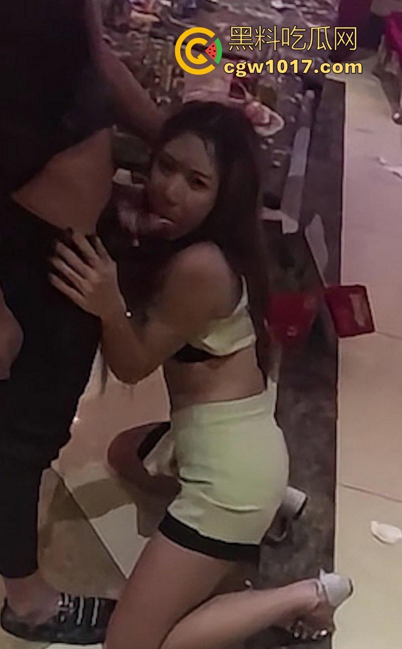 极品女大KTV包房玩多人群交，酒过三巡直接跪地开干！美女被骑跪地卖力口活，年轻人多么的疯狂啊！-6