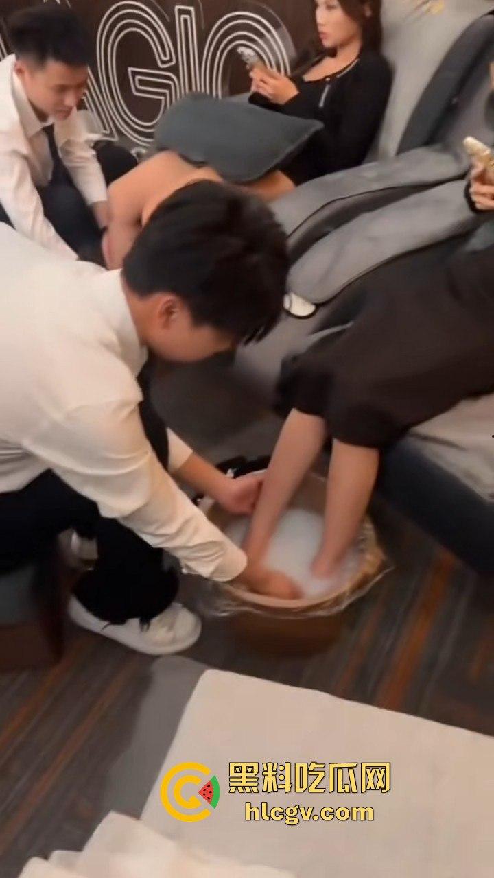 富婆闺蜜团豪爽组队找男模按摩!小仙女们的放松派对不输男的会玩!-8