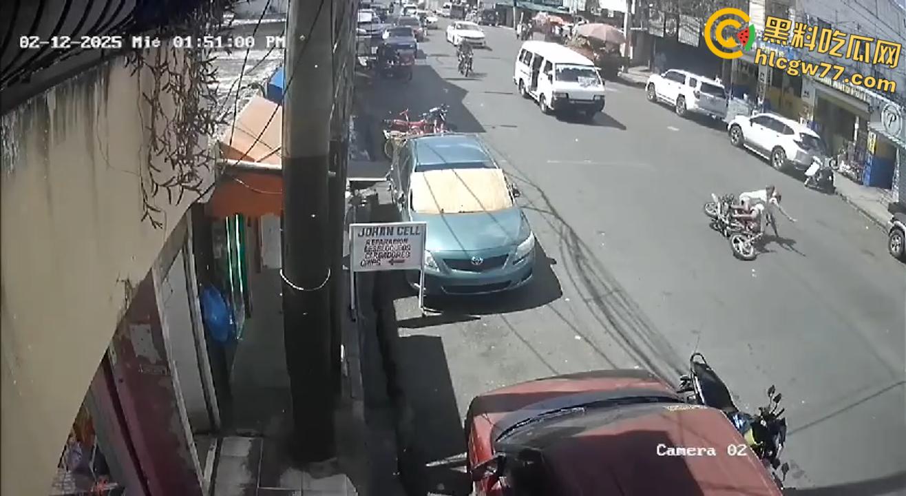 多米尼加摩托车街头狂飙不慎滑倒  货车碾压血肉横飞  挑战死神代价血腥！-3