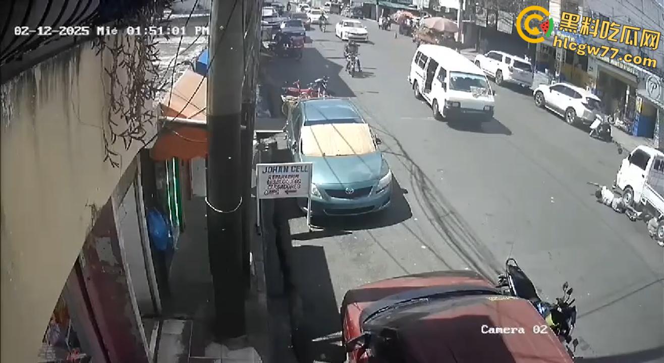 多米尼加摩托车街头狂飙不慎滑倒  货车碾压血肉横飞  挑战死神代价血腥！-4