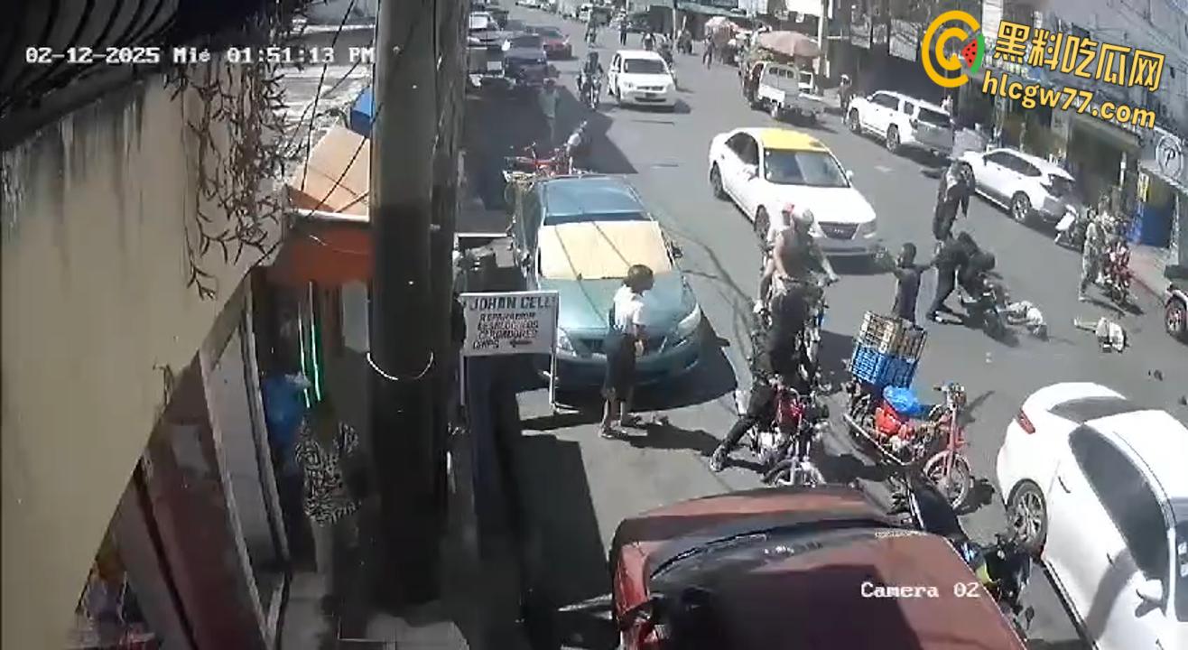 多米尼加摩托车街头狂飙不慎滑倒  货车碾压血肉横飞  挑战死神代价血腥！-5