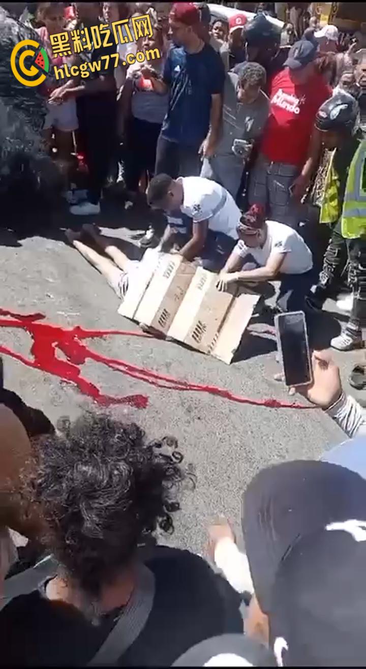 多米尼加摩托车街头狂飙不慎滑倒  货车碾压血肉横飞  挑战死神代价血腥！-6