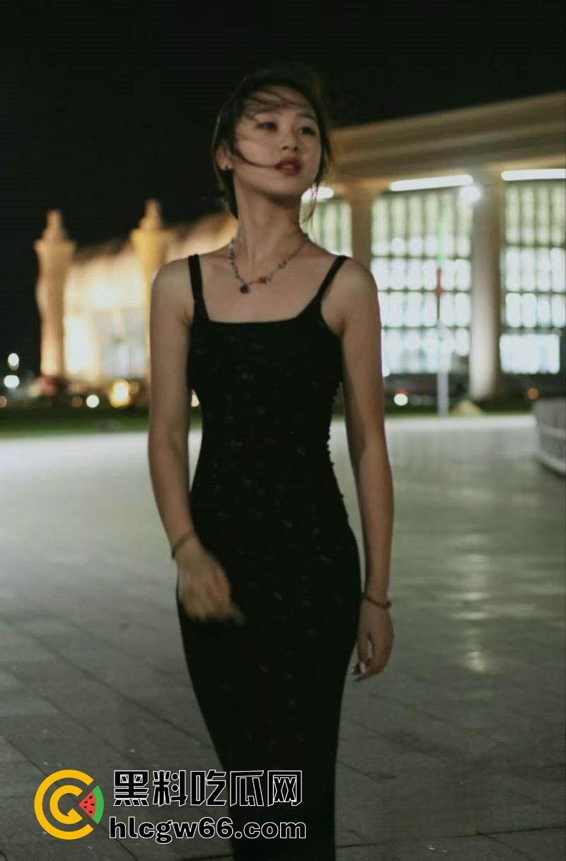 安徽阜阳幼儿师范21岁【杨梦瑶】厕所被同学夺走初夜，嫩逼自慰视频喷水流满地，浪得欠干死！-3