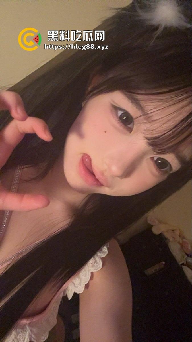 抖音美少女【鳗鱼mumu】推特卖逼，真名胡雯丽江西贱货背着男友收门槛裸聊，亲爹猥亵变态瘾曝光！-5