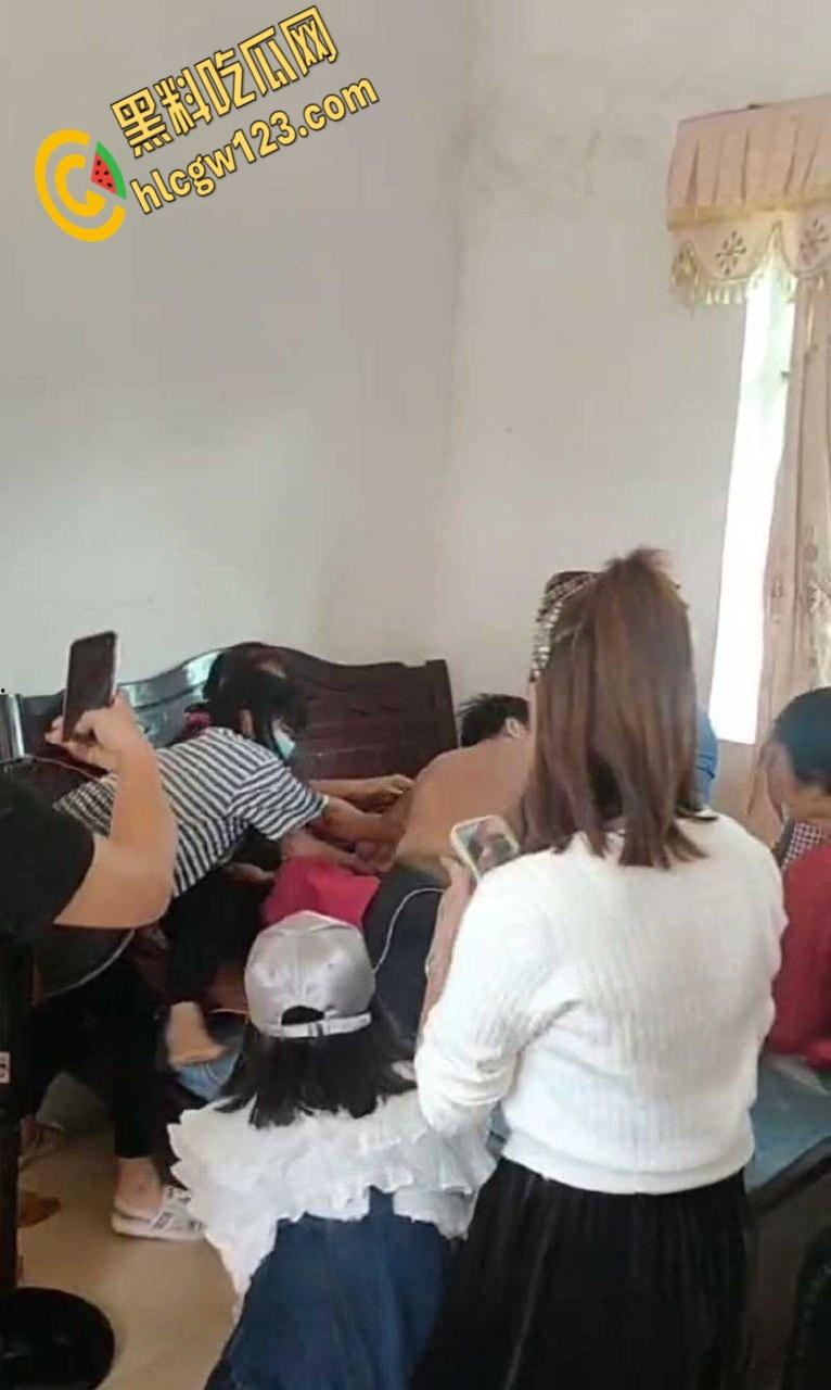 小伙嫖大妈被抓现行，大妈儿子叫来全村人暴打，小伙挺讲义气将大妈死死护在身下-3