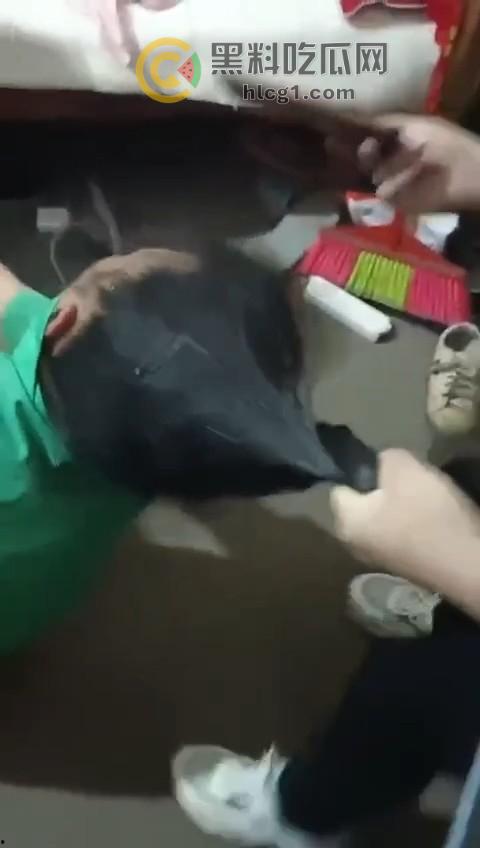 实拍惊人一幕,丈夫带全家捉奸在床,怒火中烧竟现场暴打出轨妻子!-4