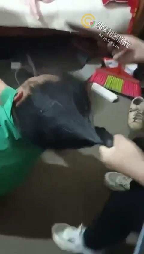 实拍惊人一幕,丈夫带全家捉奸在床,怒火中烧竟现场暴打出轨妻子!-5