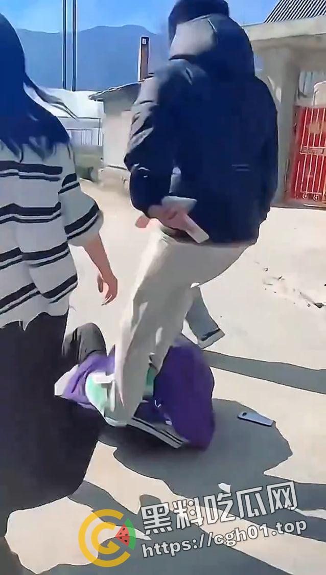 儿子被打 父亲让警察拦着不让回家?四川凉山霸凌事件 愤怒民众包围警察局-2