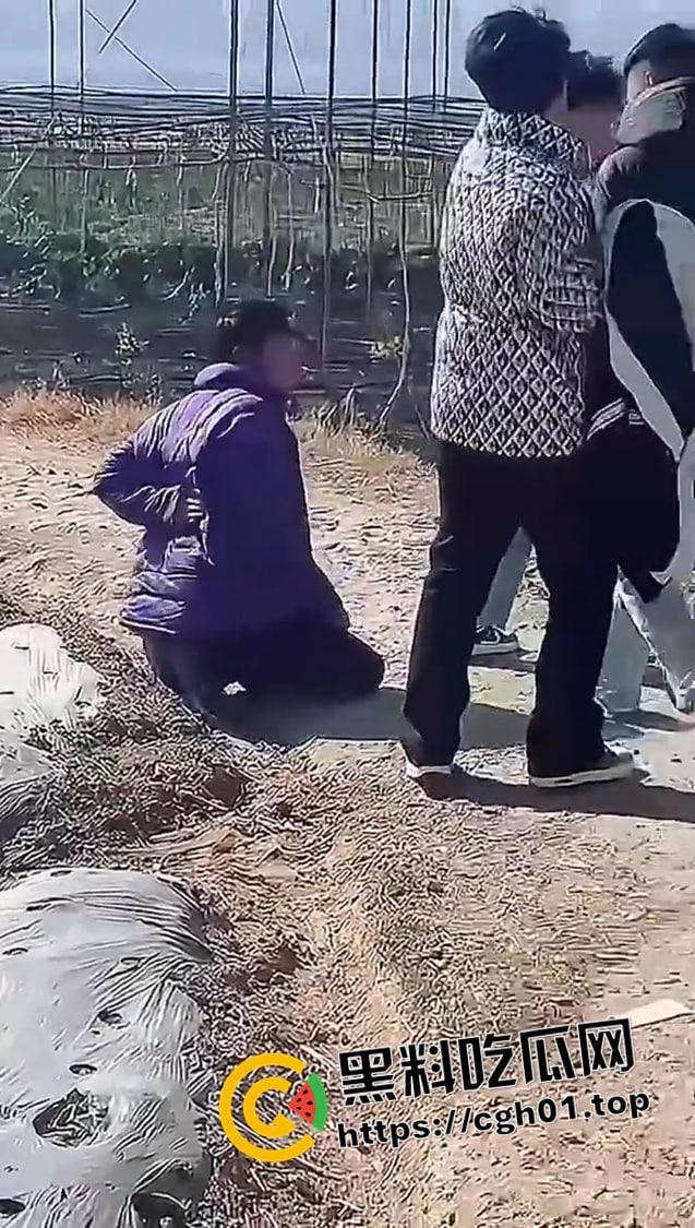 儿子被打 父亲让警察拦着不让回家?四川凉山霸凌事件 愤怒民众包围警察局-4