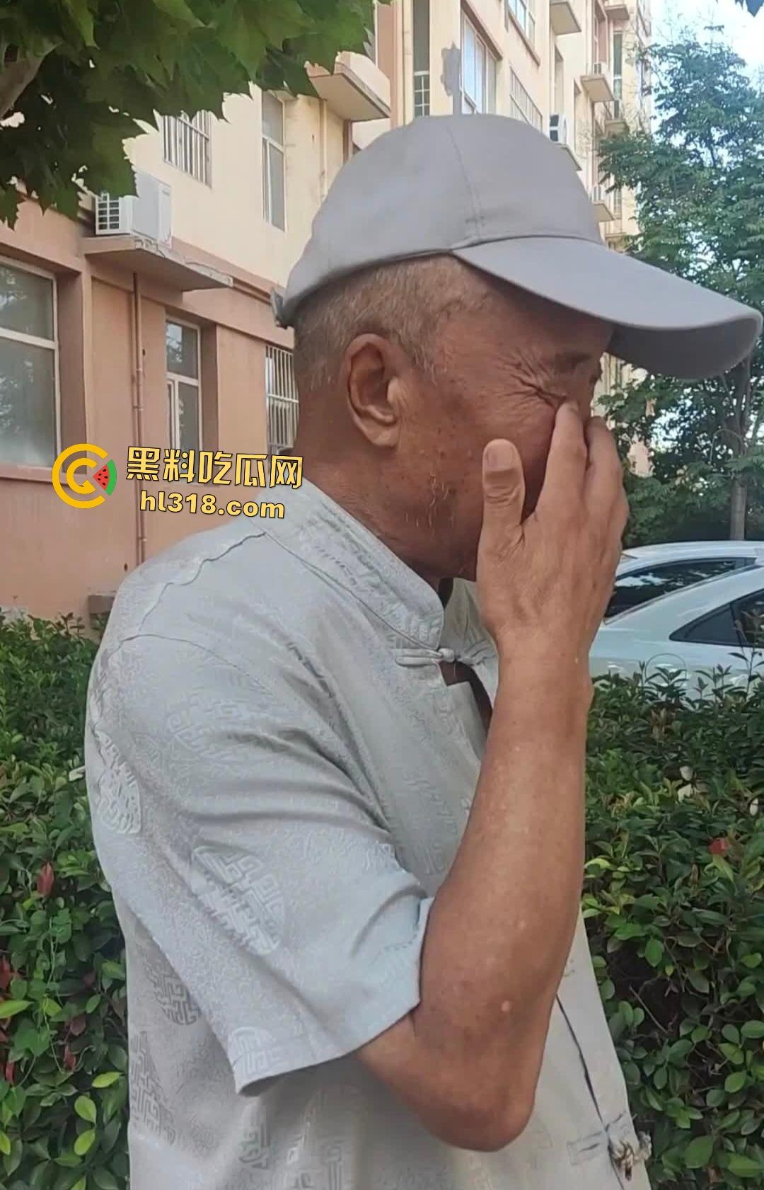 大爷人老但淫欲不老!成人用品店狂操玩偶,射完还要再战,柜上还有个玩偶看戏,心想不要过来啊!-1