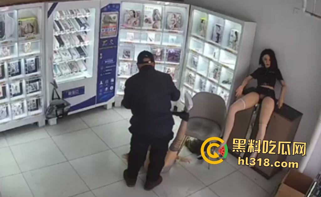大爷人老但淫欲不老!成人用品店狂操玩偶,射完还要再战,柜上还有个玩偶看戏,心想不要过来啊!-3