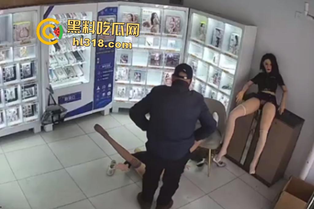 大爷人老但淫欲不老!成人用品店狂操玩偶,射完还要再战,柜上还有个玩偶看戏,心想不要过来啊!-6