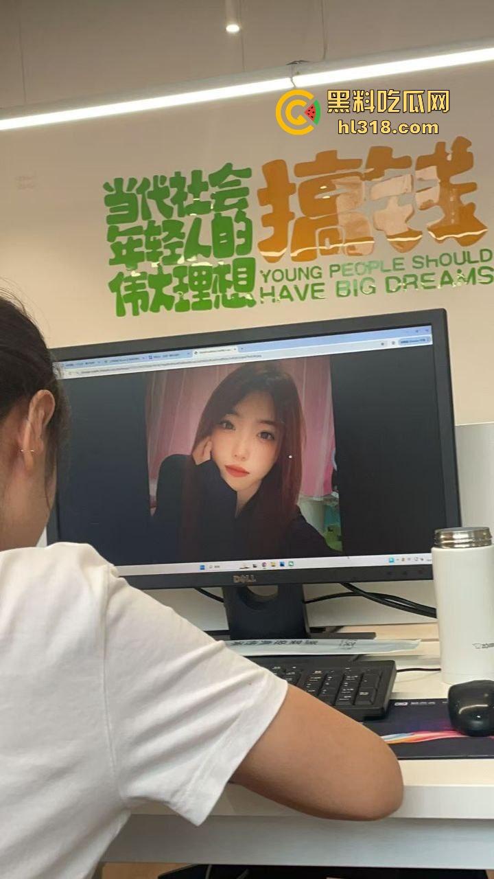 边跟朋友做爱边跟HR电话面试，骚母狗没忍住直接叫了起来，那呻吟声听得都快硬了，极其淫荡！-2