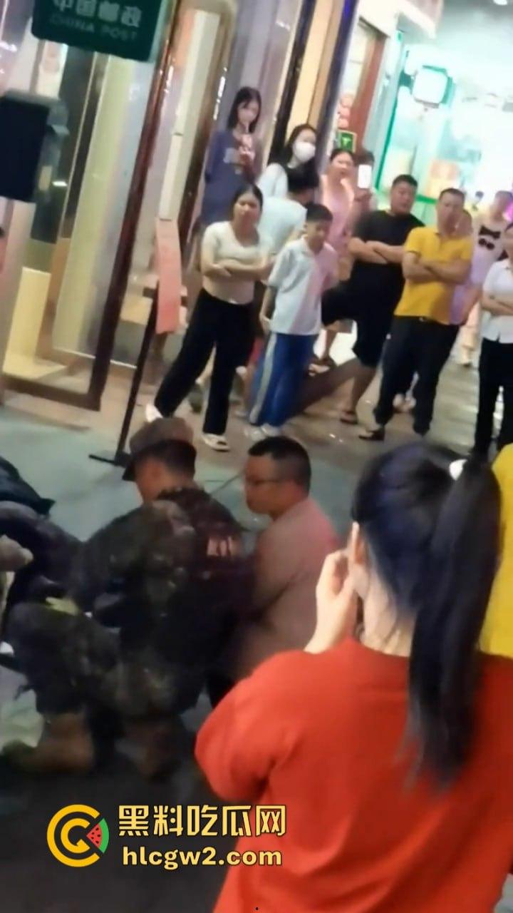 海南三亚商品街多名精神老哥抡棍火当街挥刀 案发现场视频流出 挂了一个？-4