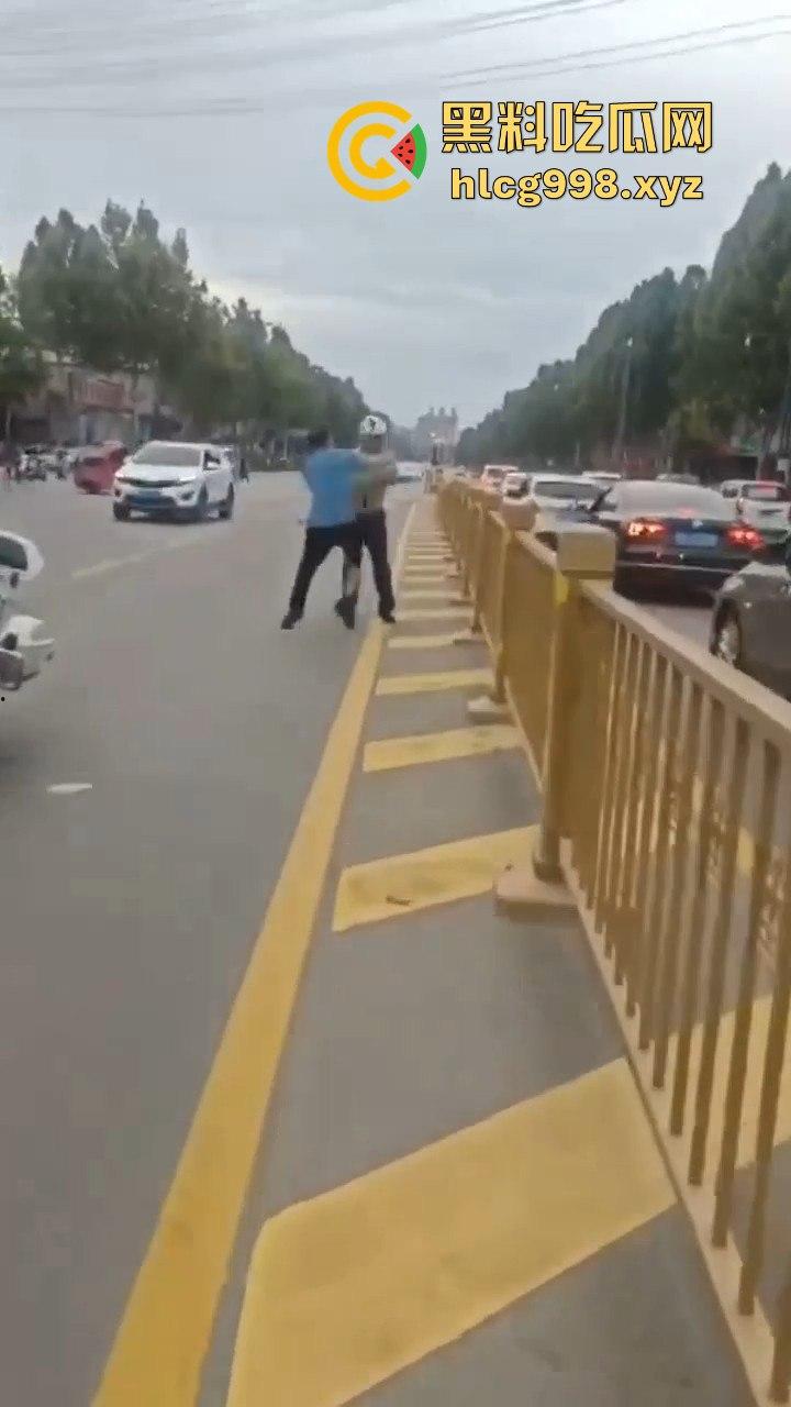 山东滕州男子当街暴揍交警!因不满罚款,上去直接开干!-3