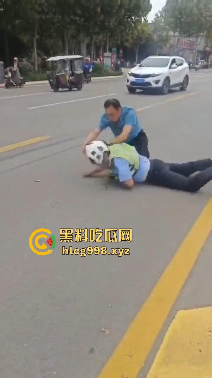 山东滕州男子当街暴揍交警!因不满罚款,上去直接开干!-6