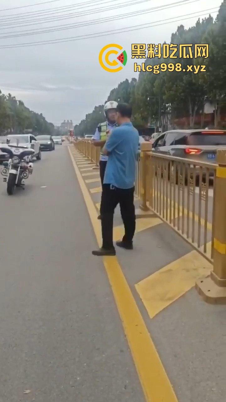 山东滕州男子当街暴揍交警!因不满罚款,上去直接开干!-7