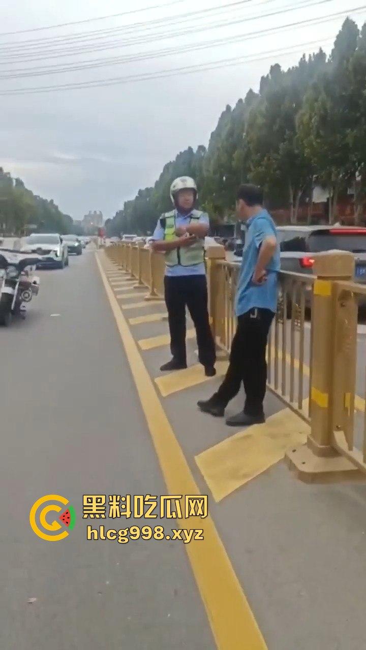 山东滕州男子当街暴揍交警!因不满罚款,上去直接开干!-12