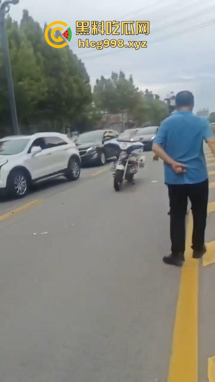 山东滕州男子当街暴揍交警!因不满罚款,上去直接开干!-13