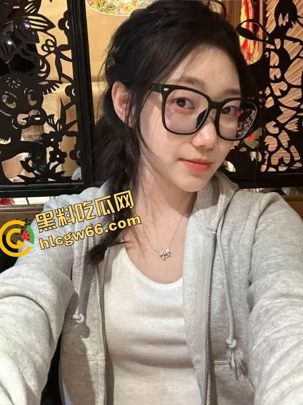 体育生约操肥臀白虎福利姬【V10turbo】蜜桃骚穴狂喷淫水，巨屌怼进逼缝射满膛，操到床单发烫！-3